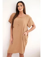 Šaty s vreckami a ťavím príveskom