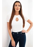 Dámská viskózová žebrovaná halenka s ozdobným výstřihem u dekoltu bílá Dámská viskózová žebrovaná halenka s ozdobným výstřihem u dekoltu bílá