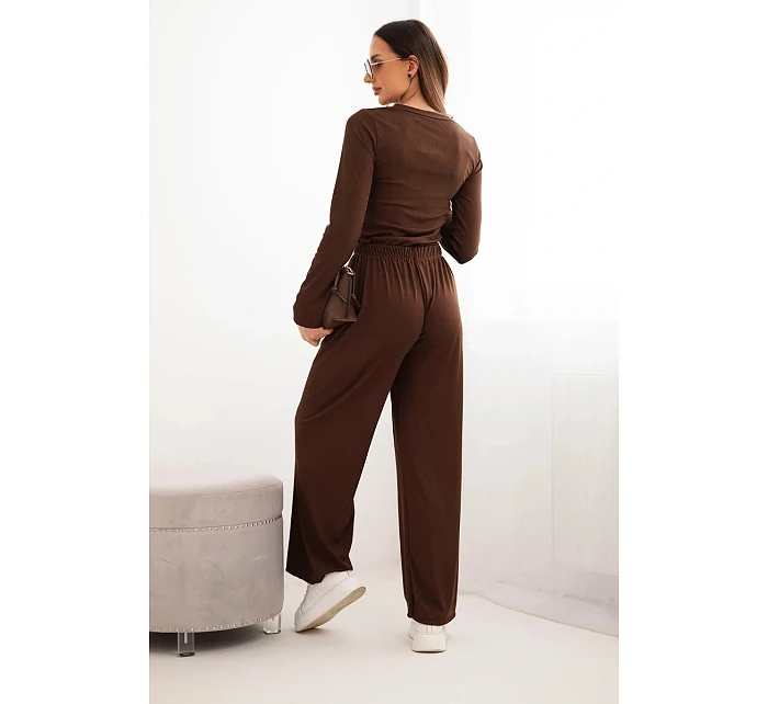 Dámsky viskózový komplet s blúzkou a širokými nohavicami hnedej farby Dámsky viskózový komplet s blúzkou a širokými nohavicami hnedej farby