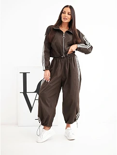 Dámský bavlněný komplet s oversized kalhotami a kontrastními lampasy hnědý