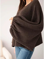 Svetr dámský s přídavkem model 22540760 oversize hnědý - K-Fashion Svetr dámský s přídavkem model 22540760 oversize hnědý - K-Fashion