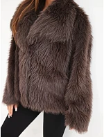 Krátká dámská model 22550888 bunda s velkým límcem hnědá - K-Fashion Krátká dámská model 22550888 bunda s velkým límcem hnědá - K-Fashion