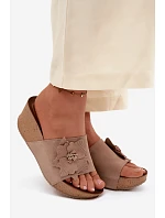 Kožené semišové dámské pantofle na platformě s ozdobným květinovým vzorem Zazoo 40312 Cappuccino