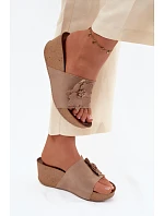 Kožené semišové dámské pantofle na platformě s ozdobným květinovým vzorem Zazoo 40312 Cappuccino