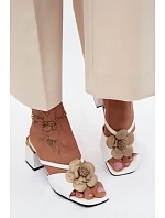 Kožené dámské sandály na podpatku s květinou bílé model 22140994 - Boto