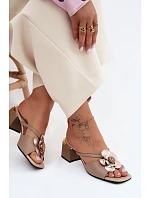 Kožené dámské sandály na podpatku s květinou Béžové model 22141000 - Boto