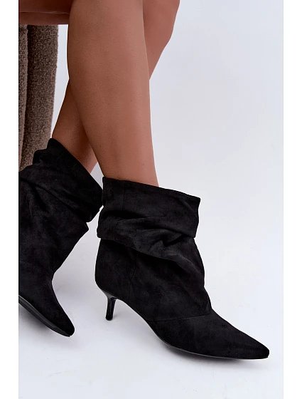 Černé slipon kozačky typu na podpatku model 22368180 - Boto Černé slipon kozačky typu na podpatku model 22368180 - Boto