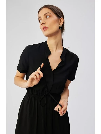 model 19647469 Viskózové šaty se šňůrkou v pase černé - STYLOVE