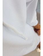 Šaty s kapucňou a dlhším chrbtom v bielej farbe