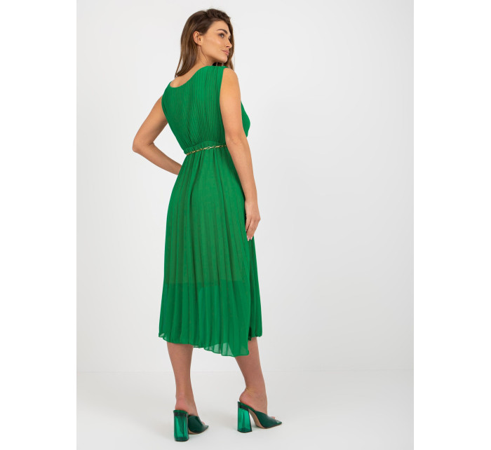 Zelené midi šaty s reťazovým opaskom