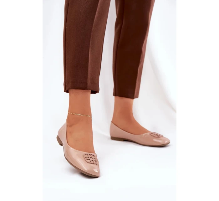 Dámské lakované elegantní baleríny s ozdobným detailem Vinceza – béžové Dámské lakované elegantní baleríny s ozdobným detailem Vinceza – béžové