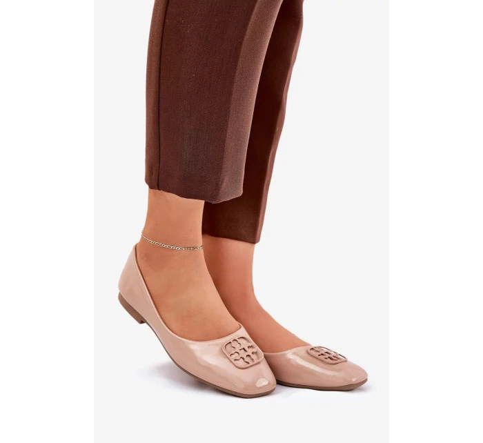 Dámské lakované elegantní baleríny s ozdobným detailem Vinceza – béžové Dámské lakované elegantní baleríny s ozdobným detailem Vinceza – béžové