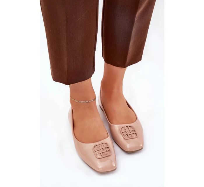 Dámské lakované elegantní baleríny s ozdobným detailem Vinceza – béžové Dámské lakované elegantní baleríny s ozdobným detailem Vinceza – béžové