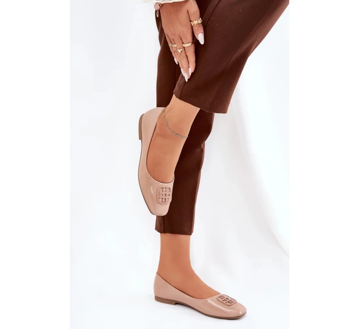 Dámské lakované elegantní baleríny s ozdobným detailem Vinceza – béžové Dámské lakované elegantní baleríny s ozdobným detailem Vinceza – béžové