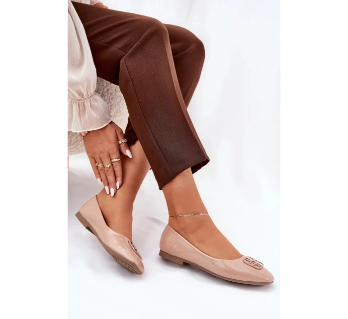 Dámské lakované elegantní baleríny s ozdobným detailem Vinceza – béžové Dámské lakované elegantní baleríny s ozdobným detailem Vinceza – béžové