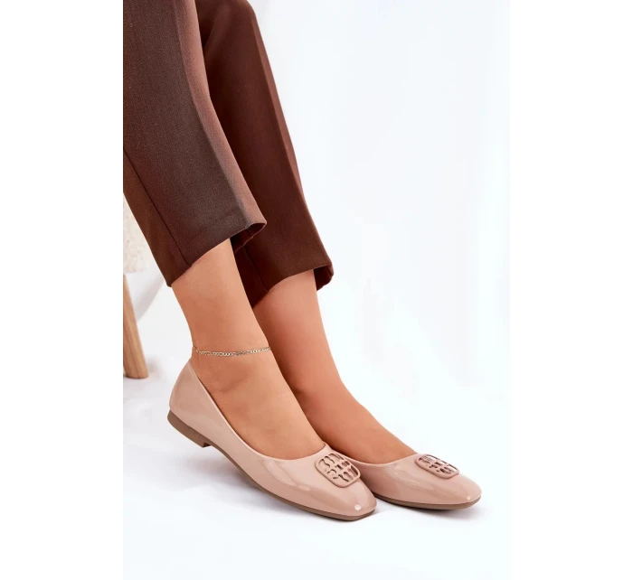 Dámské lakované elegantní baleríny s ozdobným detailem Vinceza – béžové Dámské lakované elegantní baleríny s ozdobným detailem Vinceza – béžové