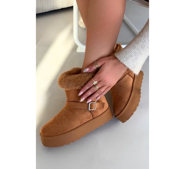 Ženské sněhule na platformě s přezkou a kožešinou Camel Jesella Ženské sněhule na platformě s přezkou a kožešinou Camel Jesella