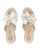 Dámske biele kožené žabky Filippo DK7636 s kvetom na platforme