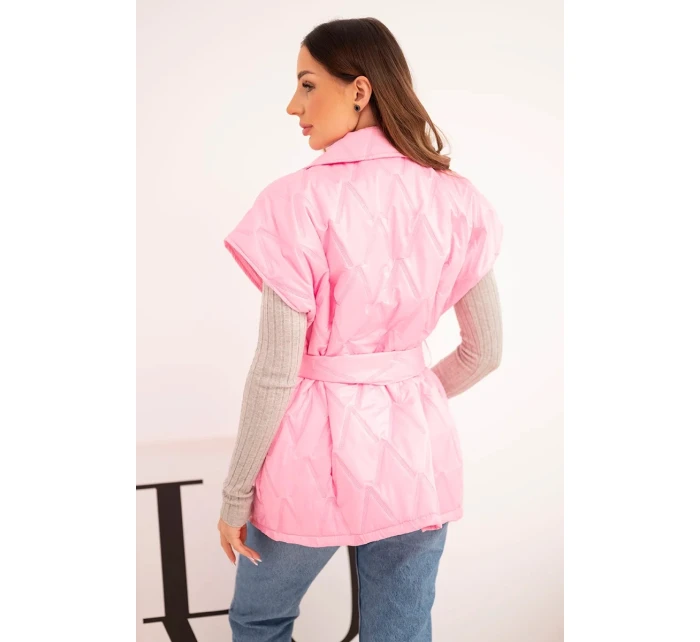 Dámská prošívaná vesta s páskem a širokým límcem světle růžová