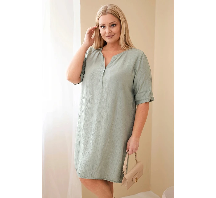 Dámske šaty z viskózy v nadmernej veľkosti s krátkymi rukávmi a výstrihom do V v khaki farbe