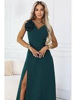 maxi šaty s květinou na a rozparkem lahvově zelené model 22108491 - numoco