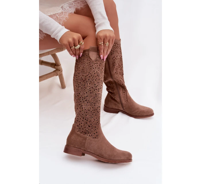 Dámské perforované kozačky na plochém podpatku model 21998034 Hnědé - S.Barski Dámské perforované kozačky na plochém podpatku model 21998034 Hnědé - S.Barski