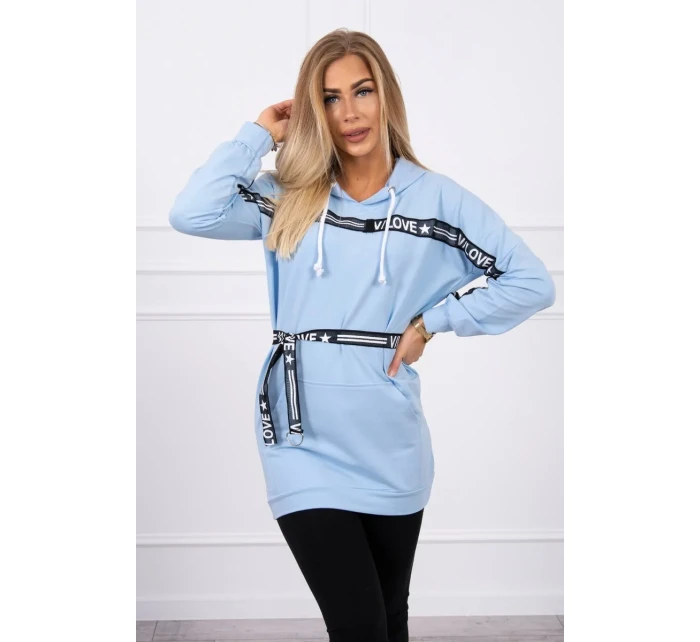 Šaty zdobené modrou stuhou Šaty zdobené modrou stuhou