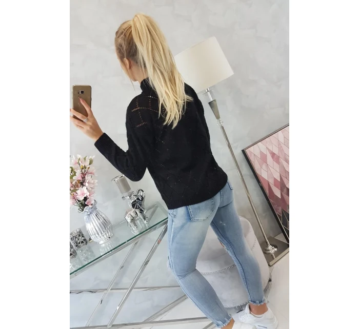 Sveter s polovičným rolákom a kosoštvorcovým vzorom čierny