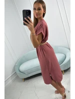 Šaty s ozdobným pásom tmavoružové