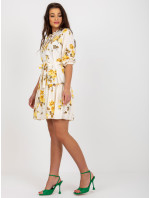 Béžové a žlté dámske kvetinové šaty s opaskom