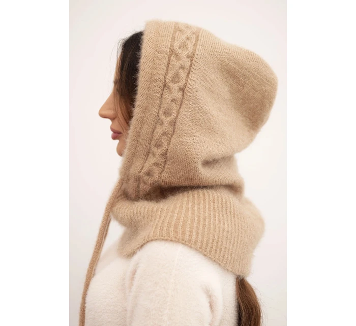 Dámská čepice s kapucí, zavazováním a copánkovým vzorem camelová
