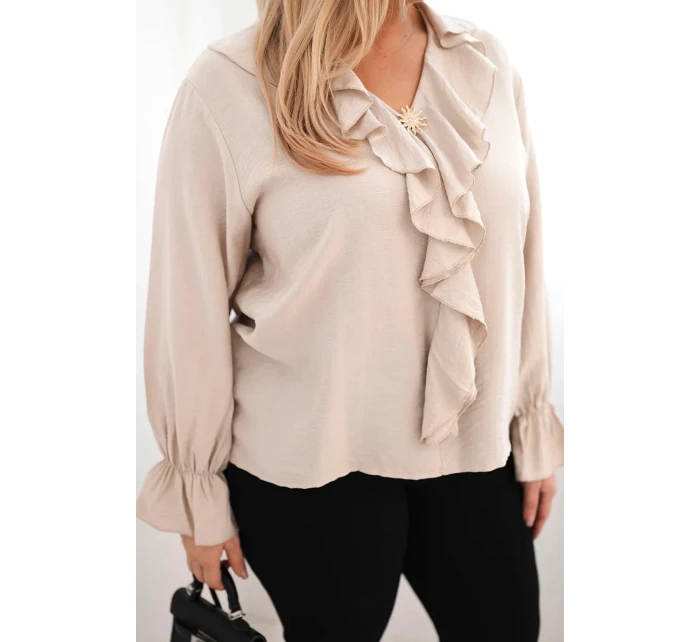 Dámská viskózová blůza Plus Size s volánem a ozdobnou broží béžová