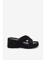 Dámské pantofle na platformě z eko semiše černé Calorine