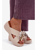 Kožené sandály na platformě s ozdobným květem Vinceza 41511 Béžové