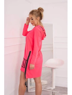 Šaty s kapucí a potiskem růžové neonové