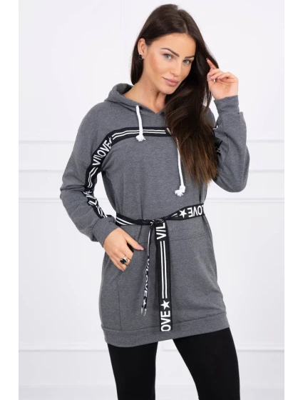 Šaty zdobené páskou grafitové barvy Šaty zdobené páskou grafitové barvy