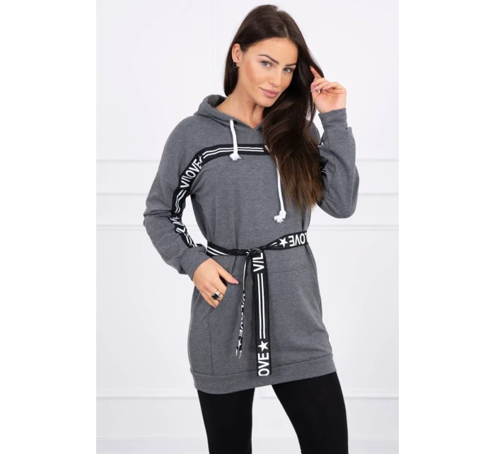 Šaty zdobené páskou grafitové barvy Šaty zdobené páskou grafitové barvy