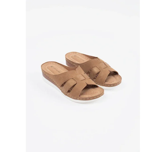 Pěkné dámské nazouváky hnědé na klínku Pěkné dámské nazouváky hnědé na klínku