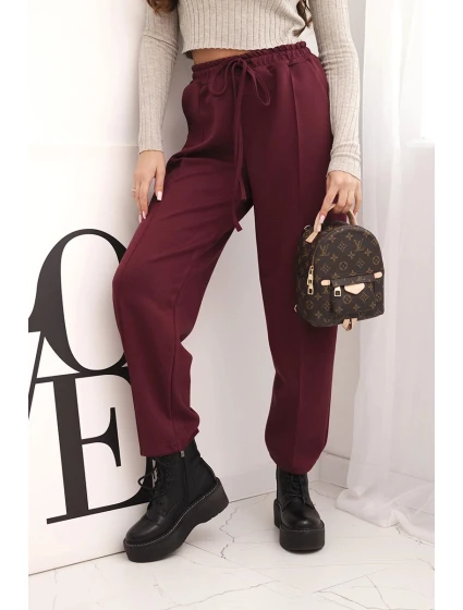 Elegantné nohavice s vysokým pásom a viazaním v páse vo vínovej farbe Elegantné nohavice s vysokým pásom a viazaním v páse vo vínovej farbe