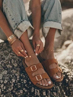 Dámské pantofle s přezkami Camel model 22275142 - Boto