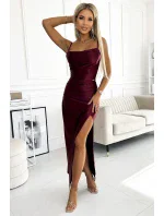 Dlouhé dámské saténové šaty ve vínové bordó barvě s rozparkem na noze model 19078225 - numoco