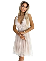 525-1 OLGA tylové šaty s výstrihom a ozdobnou sponou - BEACH