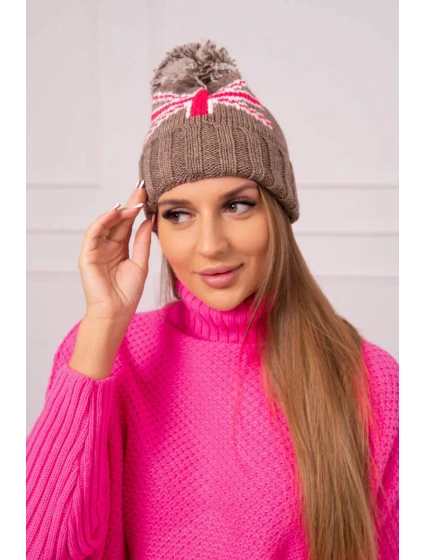 Dámská čepice s bambulí Elizabeth model 18752279 mocca - K-Fashion Dámská čepice s bambulí Elizabeth model 18752279 mocca - K-Fashion