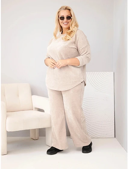 Dámský plus size komplet z viskózy model 22365197 se širokými kalhotami a mikinou béžový - K-Fashion Dámský plus size komplet z viskózy model 22365197 se širokými kalhotami a mikinou béžový - K-Fashion