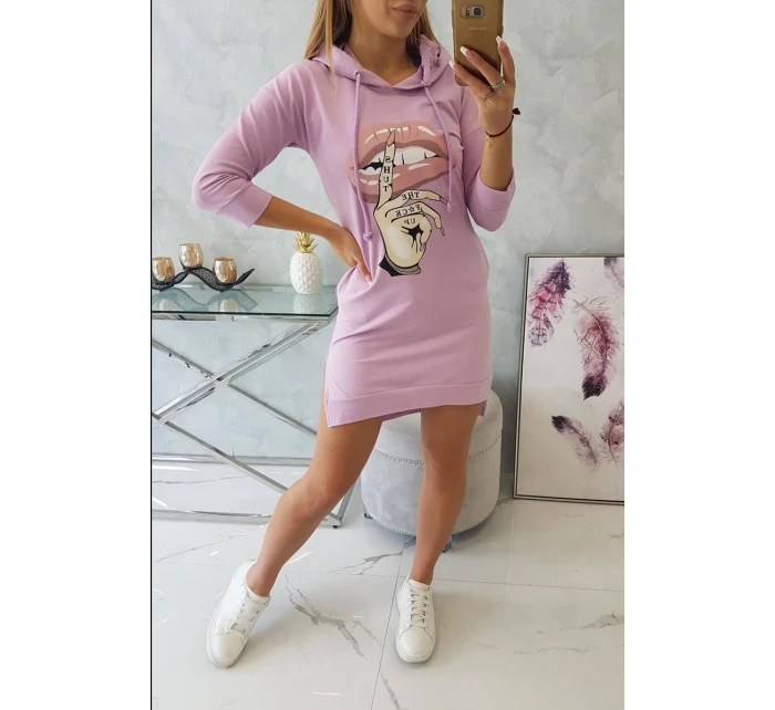 Šaty s dlhším chrbtom a farebnou potlačou fialovej farby