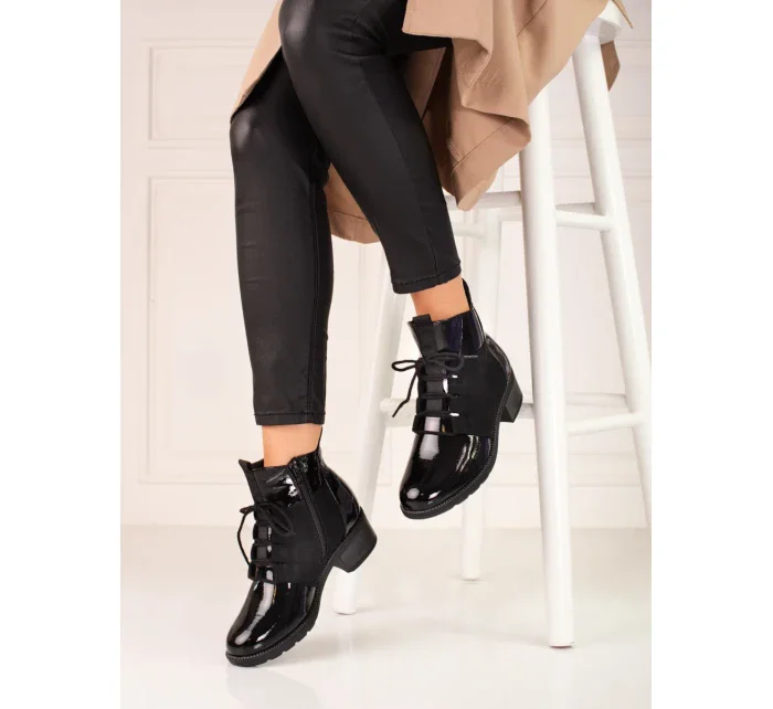 Pohodlné dámske čierne členkové topánky na plochom podpätku Pohodlné dámske čierne členkové topánky na plochom podpätku