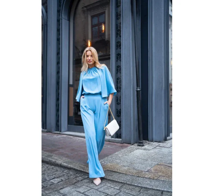 Kombinéza s širokými rukávy a zády  modrá model 20966219 - STYLOVE