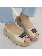 Dámske sandále na platforme s perforovanou kovovou zlatou Potocki SZ12610