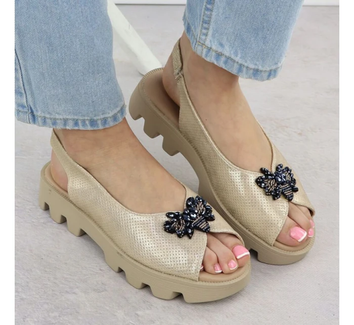 Dámske sandále na platforme s perforovanou kovovou zlatou Potocki SZ12610