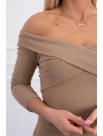 Přiléhavé šaty s výstřihem do V camel